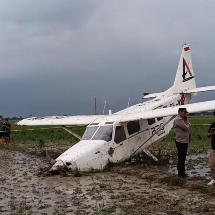 Pesawat-Cessna-Jatuh-di-Karawang-Pilot-dan-Penumpang-Selamat-Tanpa-733x733