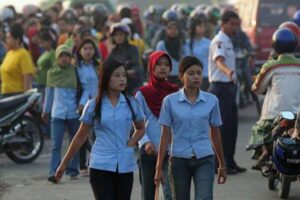 buruh-pabrik-pulang-kerja-pekerja-informal