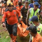 tim-sar-gabungan-mengevakuasi-korban-longsor-di-desa-cibeunying-kecamatan-majenang-kabupaten-cilacap-minggu-16112025-1763295092930_169