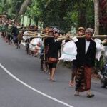 Upacara Adat Perlon Unggahan: Jalan Kaki Massal Ziarah Makan Leluhur IMG-20260214-WA0085