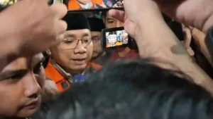 Senyum-Gus-Yaqut-di-Lobi-KPK-Berakhir-dengan-Rompi-Oranye-Eks-Menag-Ditahan