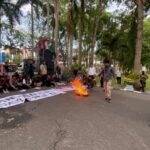 Orasi Mahasiswa Cipayung Plus dan membakar Ban di Kantor Bupati Deliserdang. (Foto:Fani)