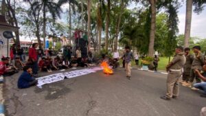 Orasi Mahasiswa Cipayung Plus dan membakar Ban di Kantor Bupati Deliserdang. (Foto:Fani)