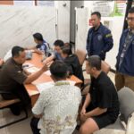 Lima Tersangka Kasus Judi Online Beserta Barang Bukti Diserahkan ke Kejaksaan IMG_20260401_175057