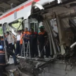 petugas-mengevakuasi-gerbong-krl-commuterline-yang-tabrakan-dengan-ka-argo-bromo-anggrek-di-stasiun-bekasi-timur-bekasi-jawa-barat-selasa-2842026-dery-ridwansah-jawaposcom-MAwwq