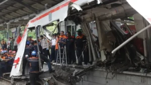 petugas-mengevakuasi-gerbong-krl-commuterline-yang-tabrakan-dengan-ka-argo-bromo-anggrek-di-stasiun-bekasi-timur-bekasi-jawa-barat-selasa-2842026-dery-ridwansah-jawaposcom-MAwwq