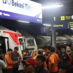 suasana-saat-proses-evakuasi-penumpang-yang-terjebak-di-rangkaian-commuter-line-usai-dtertabrak-ka-argo-bromo-anggrek-di-stasi-1777305387799_169