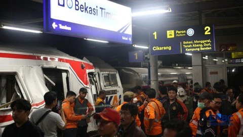 suasana-saat-proses-evakuasi-penumpang-yang-terjebak-di-rangkaian-commuter-line-usai-dtertabrak-ka-argo-bromo-anggrek-di-stasi-1777305387799_169